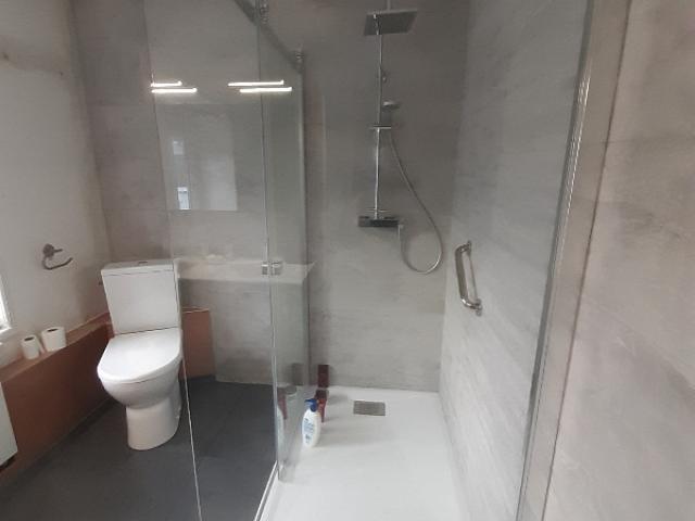 Installation d'une douche PMR ( Douche pour personne à mobilité réduite )